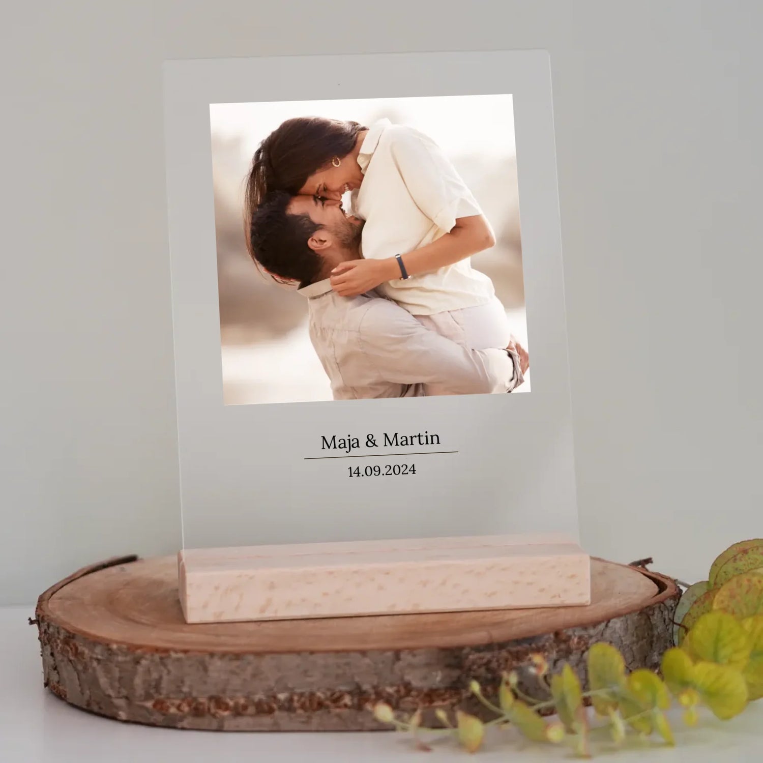 000_svetly stojan - prirodne drevo