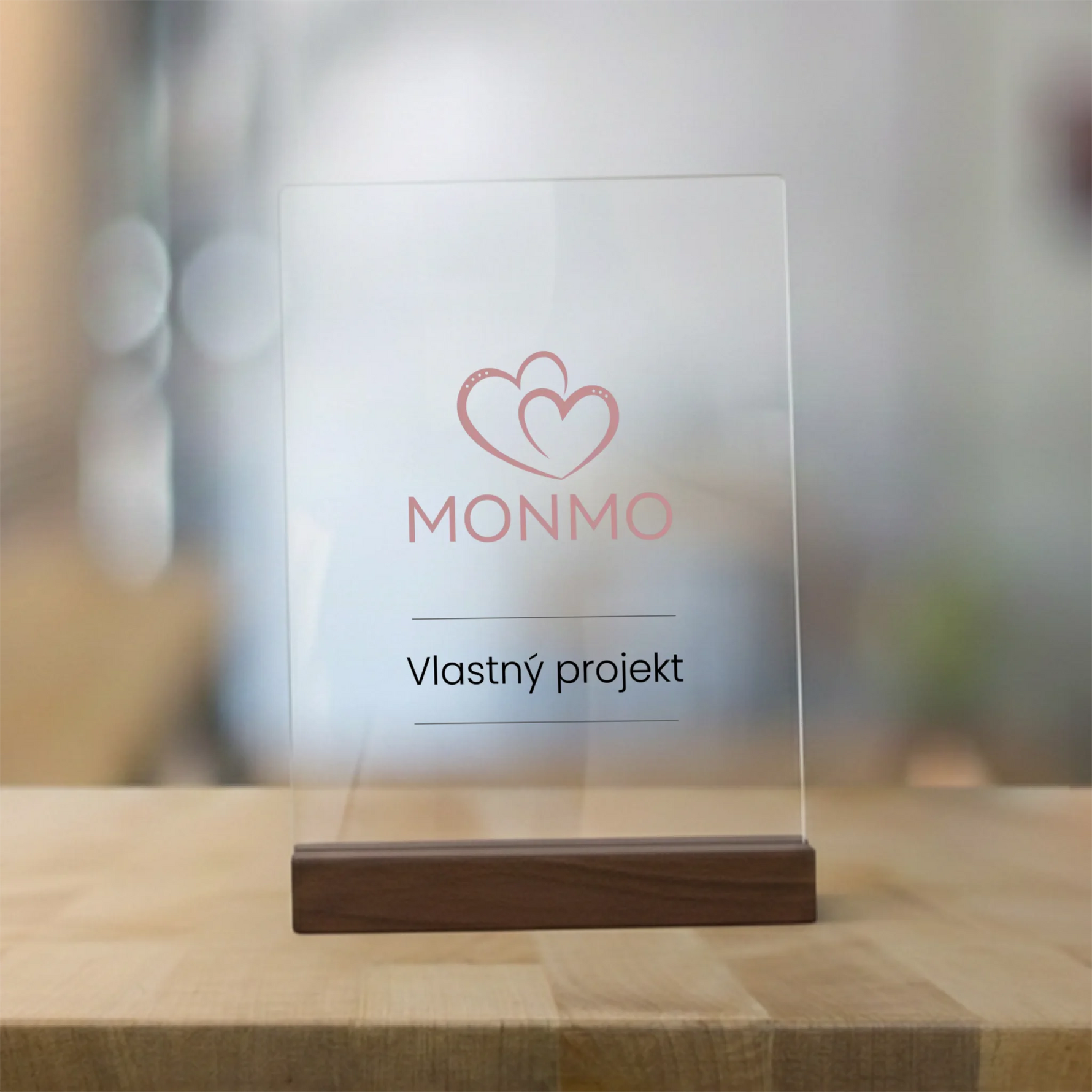 akrylova plaketa - tmavy stojan - monmo